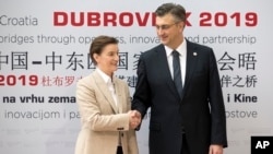 Arhiva - Premijer Hrvatske Andrej Plenković rukuje se sa predsednicom Vlade Srbije Anom Brnabić, tokom ceremonije dobrodošlice na Samitu Centralne i Istočne Evrope i Kine u Dubrovniku, Hrvatska, 12. aprila 2019.