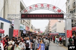 中国山东淄博烧烤市场五一节期间游人如织。(2023年5月2日)