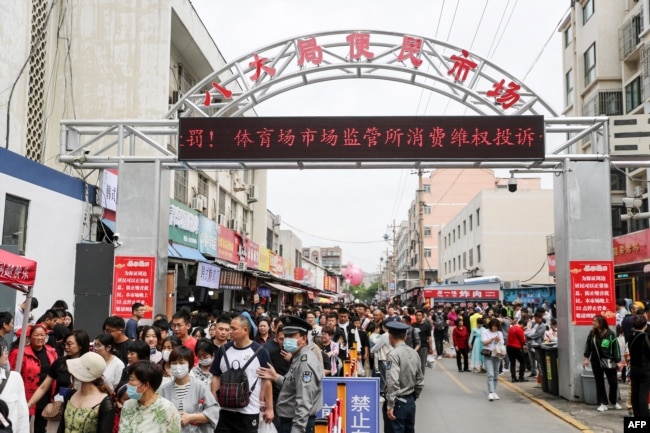 中国山东淄博烧烤市场五一节期间游人如织。(2023年5月2日)