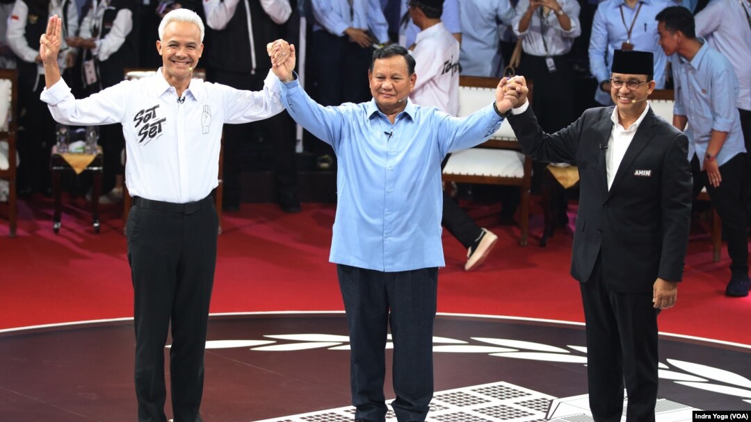 FILE - Debat Pertama Capres 2024 yang diadakan oleh Komisi Pemilihan Umum RI (KPU RI) di Jakarta, menghadirkan ketiga calon presiden yakni Ganjar Pranowo, Prabowo Subianto dan Anies Baswedan, Selasa (12/12). (VOA/Indra Yoga) 