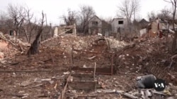  Ukrainians stay in front-line town despite danger, hardships 