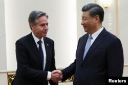 El secretario de Estado de EEUU, Antony Blinken, le da la mano al presidente chino, Xi Jinping, en el Gran Salón del Pueblo en Beijing, China, el 19 de junio de 2023. REUTERS/Leah Millis/Pool