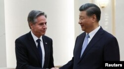 ARCHIVO - El secretario de Estado, Antony Blinken estrecha la mano del presidente chino Xi Jinping durante encuentro en Beijing, China, el 19 de junio de 2023, para buscar acercamientos luego de largo período de una tensa relación bilateral entre las dos potencias.