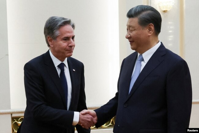 El secretario de Estado de EEUU, Antony Blinken, le da la mano al presidente chino, Xi Jinping, en el Gran Salón del Pueblo en Beijing, China, el 19 de junio de 2023. REUTERS/Leah Millis/Pool