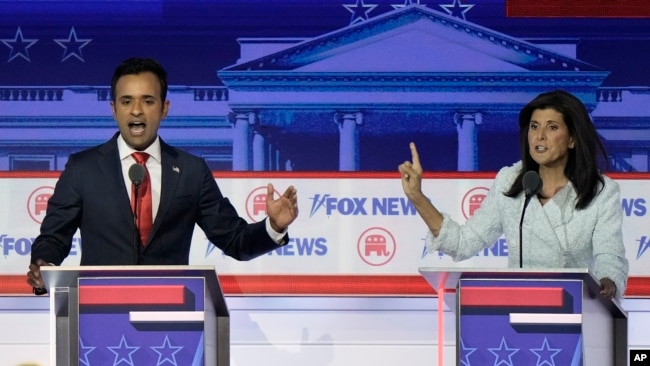 ARCHIVO - El empresario Vivek Ramaswamy, y la exembajadora ante la ONU Nikki Haley hablan durante un debate de primarias republicanas organizado por FOX News, en Milwaukee, Wisconsin, el 23 de agosto de 2023. Los dos compitieron por la nominación presidencial republicana de 2024.