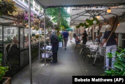 Prema novim pravilima, restorani u New Yorku će moći postavljati bašte na ivičnjacima i na ćoškovima ulica u periodu april-novembar svake godine.