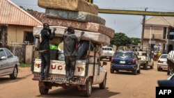 Le Nigeria est confronté à l'augmentation du coût de la vie et à l’insécurité liée à l'insurrection djihadiste. L'expression "No dey gree for anybody" s'est muée en slogan collectif qui permet à la population d'exprimer sa résilience face aux difficultés. (Photo AFP)