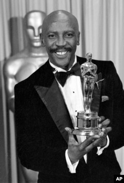 FILE - Louis Gossett Jr., poses with the Oscar for best supporting actor for his role in "An Officer and a Gentleman," at the annual Academy Awards presentation in Los Angeles on April 11, 1983.