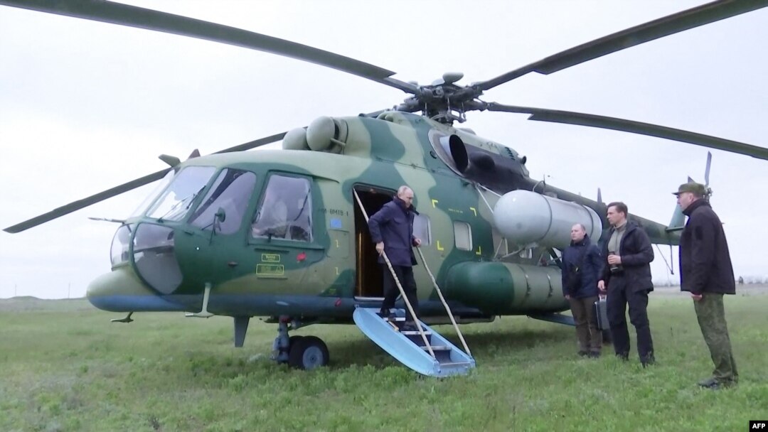 Кремљ објави видео на кое се гледа како Путин им кажува на командантите дека е важно да го слушне нивното мислење и да „размени информации“. 