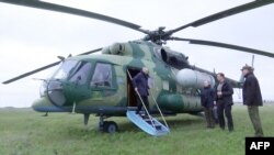 俄罗斯总统普京在乌克兰南部的赫尔松州走下直升机。（2023年4月18日）