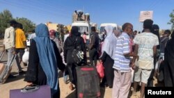 Sejumlah warga berkumpul di stasiun untuk pergi meninggalkan Khartoum, Sudan, pada 19 April 2023, menyusul pertempuran antara militer Sudan dan pasukan RSF. (Foto: Reuters/El-Tayeb Siddig)