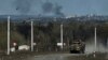 Ukrajinski oklopni transporter viđen na putu na liniji fronta u Bakhmutu, oblast Donjecka, Ukrajina, u nedelju, 9. aprila 2023. (AP Photo/Libkos)