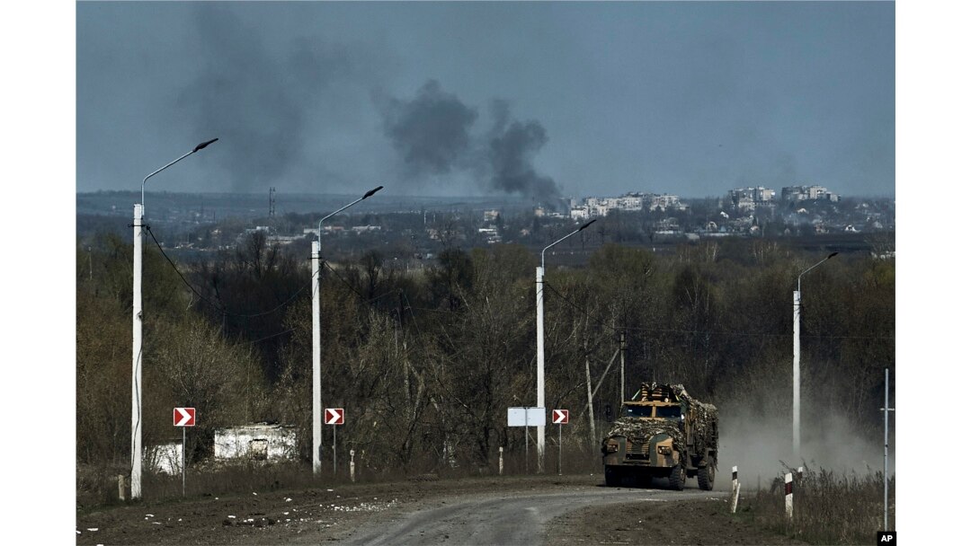 Sebuah kendaraan militer Ukraina tampak melintas di jalan garis depan di Bakhmut, wilayah Donetsk, 9 April 2023. (Foto: Libkos/AP Photo)