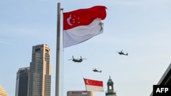 Bendera nasioanl Singapura berkibar saat negara itu merayakan Hari Nasional ke-57 di Singapura pada 9 Agustus 2022. (Foto: AFP)