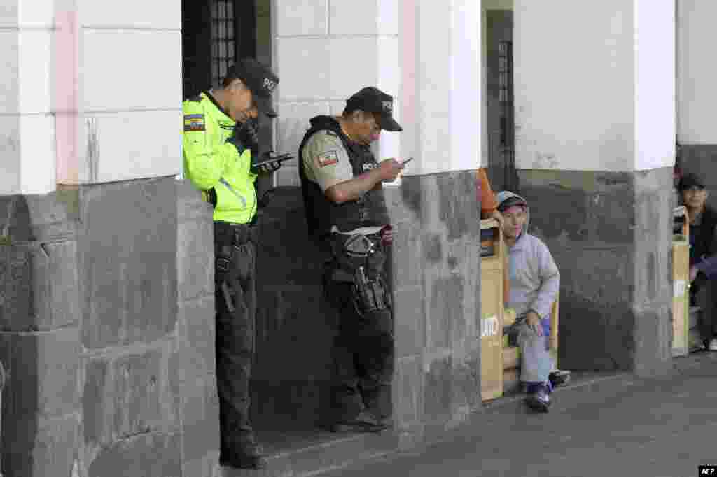 Policías custodian el palacio Carondelet, sede del gobierno de Ecuador, un día después de que el presidente Guillermo Lasso disolviera la Asamblea Nacional.&nbsp;