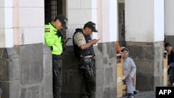 EN FOTOS: Militares y policías continúan custodiando el palacio de Gobierno de Ecuador