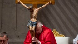 El papa no acude al Viacrucis para conservar su salud antes de la Pascua, informa el Vaticano