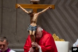 Paus Fransiskus memimpin liturgi Jumat Agung di Basilika Santo Petrus Vatikan, Jumat, 29 Maret 2024. (Foto: AP)