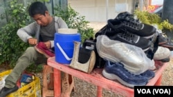 Javier Montiel, un zapatero venezolano, repara unos calzados en el norte de Maracaibo, la tarde de este viernes 12 de julio de 2024.