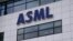 Logo của ASML, nhà sản xuất trang thiết bị bán dẫn hàng đầu của Hà Lan, tại trụ sở chính ở Veldhoven.