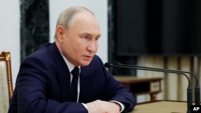 ARCHIVO - El presidente ruso Vladimir Putin celebra una reunión sobre el desarrollo del complejo industrial militar de Rusia, en el Kremlin de Moscú, el 15 de mayo de 2024. (Gavriil Grigorov, Sputnik, foto de la piscina del Kremlin a través de AP)