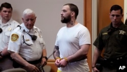 Adam Montgomery tiba di ruang pengadilan untuk menghadiri persidangan pembacaan putusan terkait kasus pembunuhan yang menjeratnya di gedung pengadilan Hillborough, New Hampshire, pada 9 Mei 2024. (Foto: AP/Charles Krupa)