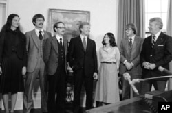 FILE - Enam orang Amerika yang melarikan diri dari Iran dengan bantuan pemerintah Kanada bertemu dengan Presiden Jimmy Carter di Ruang Oval di Washington, 1 Februari 1980.