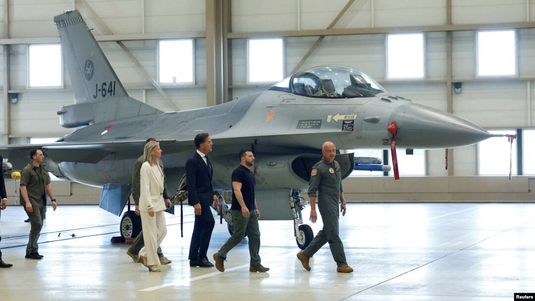 FILE: Presiden Ukraina Volodymyr Zelenskiy dan Perdana Menteri Belanda Mark Rutte berjalan melewati jet tempur F-16 di Eindhoven, Belanda, 20 Agustus 2023. (REUTERS/Piroschka van de Wouw/File Foto)