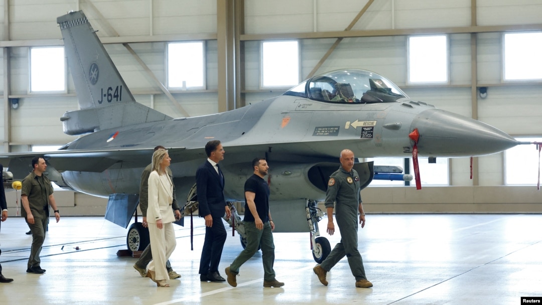 Ukrajinski predsjednik Volodymyr Zelenskiy i holandski premijer Mark Rutte prolaze pored borbenog aviona F-16 u Eindhovenu, Holandija, 20. avgusta 2023.