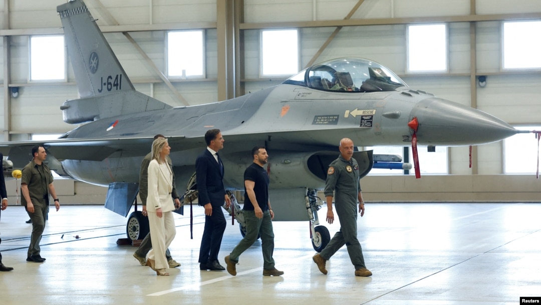 ARHIVA - Predsednik Ukrajine Volodimir Zelenski i holandski premijer Mark Rute pored F-16 aviona u Ajndhovenu, 20. avgusta 2023.