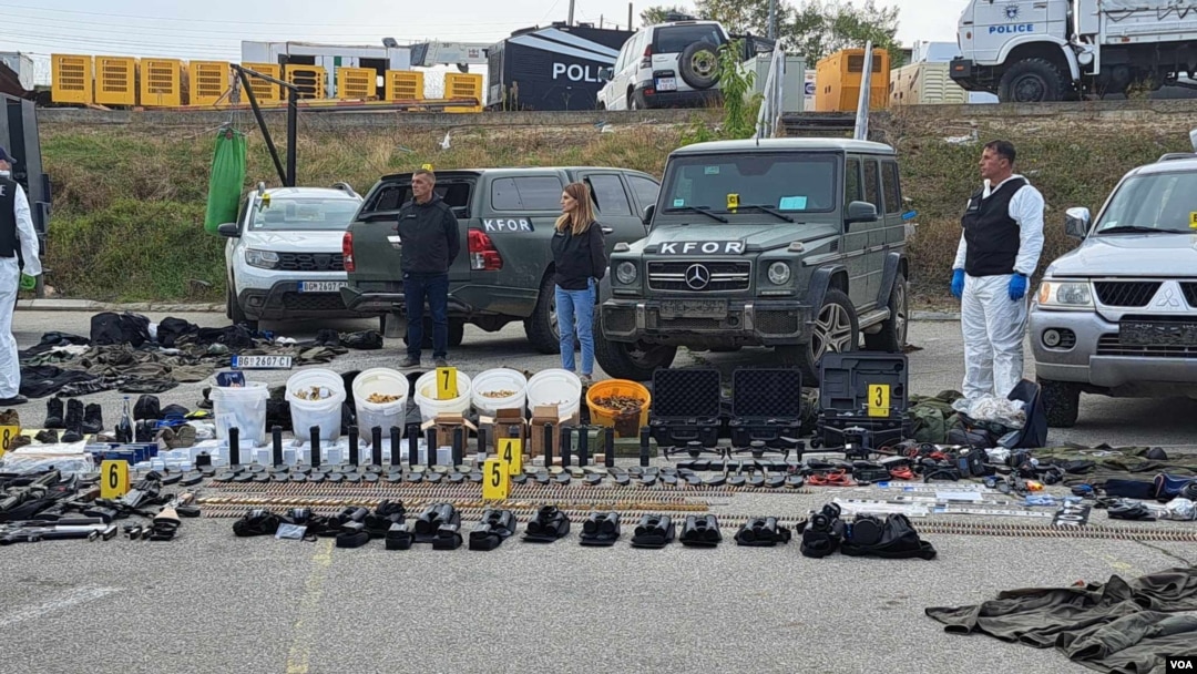 Kosovska policija prikazala je oružje i drugi materijal zaplenjen posle napada u selu Banjska na severu Kosova, 25. septembra 2023. (Foto: Budimir Ničić)