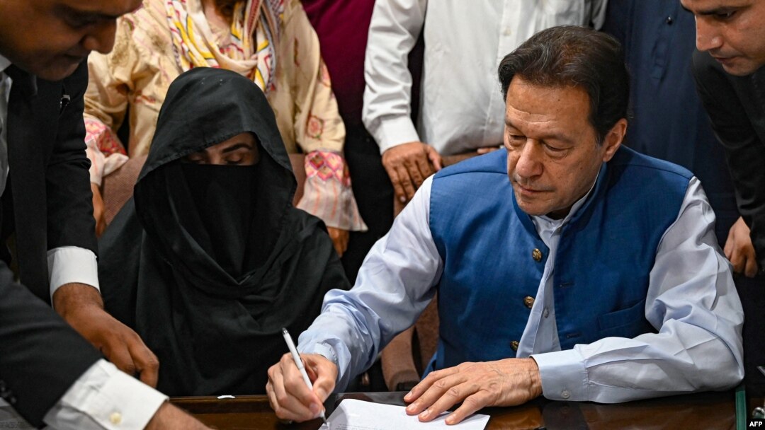د سږ کال د جنورۍ په ۳۱ نېټه د احتساب عدالت عمران خان او بشرا بي بي ته د توشه خانې په مقدمه کې څوارلس څوارلس کاله د قېد سزا اورولې وه. د قېد نه علاوه عمران خان او بشرا بي بي ته په مجموعي توګه د ۱۵۷۴ مېلین روپو جرمانې سزا او اورول شوې وه