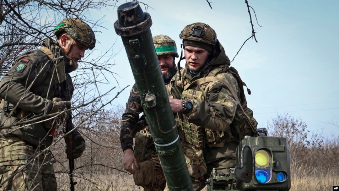 Украинские военные устанавливают противотанковое орудие (архивное фото)