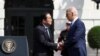 조 바이든 미국 대통령과 기시다 후미오 일본 총리가 10일 백악관 정상회담에 앞서 열린 공식 환영행사에서 악수하고 있다.