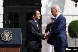 조 바이든 미국 대통령과 기시다 후미오 일본 총리가 10일 백악관 정상회담에 앞서 열린 공식 환영행사에서 악수하고 있다.