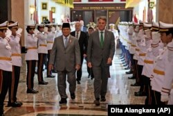 Penghormatan saat Wakil Perdana Menteri dan Menteri Pertahanan Australia Richard Marles, kanan, berjalan bersama Menteri Pertahanan Prabowo Subianto usai pertemuan mereka di Jakarta, 5 Juni 2023. (Foto: AP/Dita Alangkara)