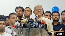 সোমবার (৪ সেপ্টেম্বর) ঢাকা রিপোর্টার্স ইউনিটিতে (ডিআরইউ) আয়োজিত এক অনুষ্ঠানে বক্তব্য রাখছেন বিএনপি মহাসচিব মির্জা ফখরুল ইসলাম আলমগীর। 