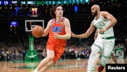 Josh Giddey (3) d'Oklahoma City et Boston Derrick White (9) des Celtics, USA, le 3 avril 2024. 