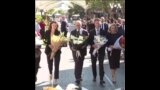 澳大利亚总理来到悉尼购物中心袭击事件现场献花