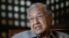 FILE: Mantan Perdana Menteri Malaysia Mahathir Mohamad saat wawancara dengan Reuters di Putrajaya, Malaysia, 8 November 2022. (REUTERS/Hasnoor Hussain)