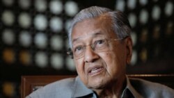 FILE: Mantan Perdana Menteri Malaysia Mahathir Mohamad saat wawancara dengan Reuters di Putrajaya, Malaysia, 8 November 2022. (REUTERS/Hasnoor Hussain)