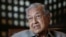 FILE: Mantan Perdana Menteri Malaysia Mahathir Mohamad saat wawancara dengan Reuters di Putrajaya, Malaysia, 8 November 2022. (REUTERS/Hasnoor Hussain)