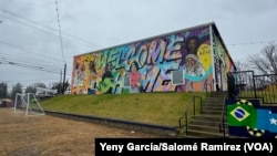 Un gran mural con un "Bienvenidos a casa" en inglés recibe a quienes visitan la sede de la Coalición por los Derechos de los Inmigrantes y Refugiados de Tennessee, en Nashville, el 10 de febrero de 2024.