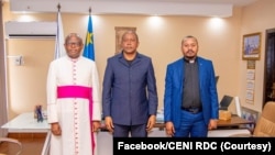 Mgr Donatien Nshole (G) ya CENCO (likita lya ba episkopo katoliko ya RDC) na mobateli mpate Eric Nsenga (D) ya ECC (Eyamba ya misioni na Ekolo Congo démocratique) na mokambi ya CENI Denis Kadima (C) na Kinshasa, 2 novembre 2022. (CENI RDC)