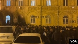 სოხუმი, აფხაზეთი. ხალხი ბიჭვინთის აგარაკის რუსეთისთვის გადაცემის წინააღმდეგ ქუჩაშია გამოსული