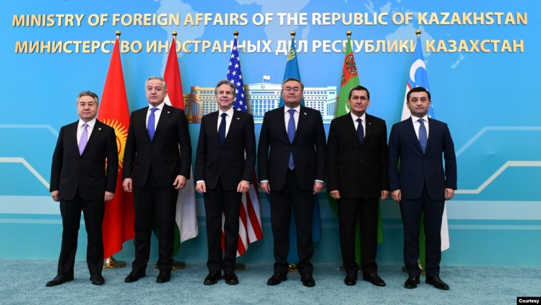Markaziy Osiyo va AQSh tashqi ishlar vazirlari: Qirg'izistondan Jeyenbek Kulubayev (chapdan), Tojikistondan Sirojiddin Muhriddin, AQShdan Entoni Blinken, Qozog'istondan Muxtor Tileuberdi, Turkmanistondan Rashid Meredov va O'zbekistondan Baxtiyor Saidov, Ostona, 28-fevral, 2023 