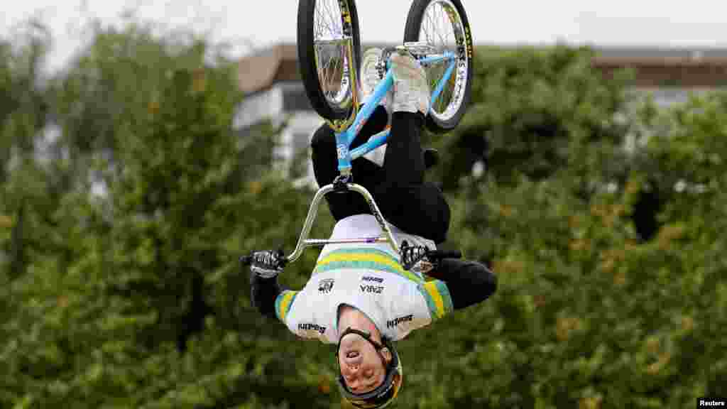 Logan Martin dari Australia berkompetisi di final elit putra sepeda BMX selama Kejuaraan Dunia UCI di Glasgow, Skotlandia, Inggris.