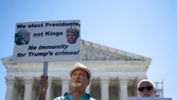 Sejumlah warga memegang poster yang memprotes keputusan Mahkamah Agung AS yang memberikan imunitas kepada Trump, dalam aksi protes di depan gedung MA di Washington, pada 1 Juli 2024. (Foto: AFP/Drew Angerer)