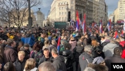 Građani okupljeni na protesnom skupu protiv izbornih nepravilnosti "Ne pristajemo", u organizaciji ProGlasa, na Terazijama, u Beogradu, 30. decembra 2023. (Foto: Glas Amerike/Rade Ranković)