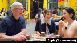 Giám đốc điều hành của Apple, Tim Cook (trái), uống cà phê với ca sĩ Mỹ Linh (phải) và Mỹ Anh tại Hà Nội vào ngày 15/4/2024.